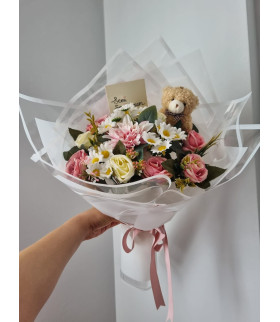Tatlı Anılar Yapay Çiçek Buketi – Peluş Ayıcık Detaylı, Özel Hediye Peluş Ayıcık ve Yapay Çiçekli Buket – Sevgiliye Romantik Hediye & Yeni Doğan Çiçek Aranjmanı